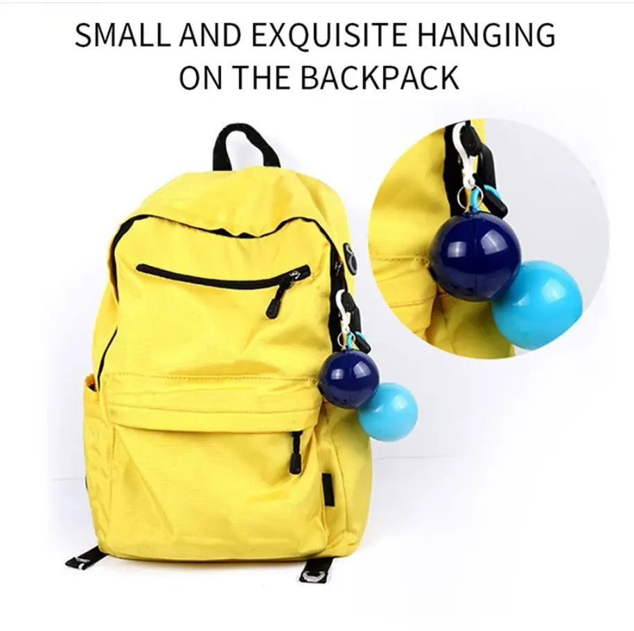 Kompakter Einweg-Regenmantel in Kugelform mit Haken.